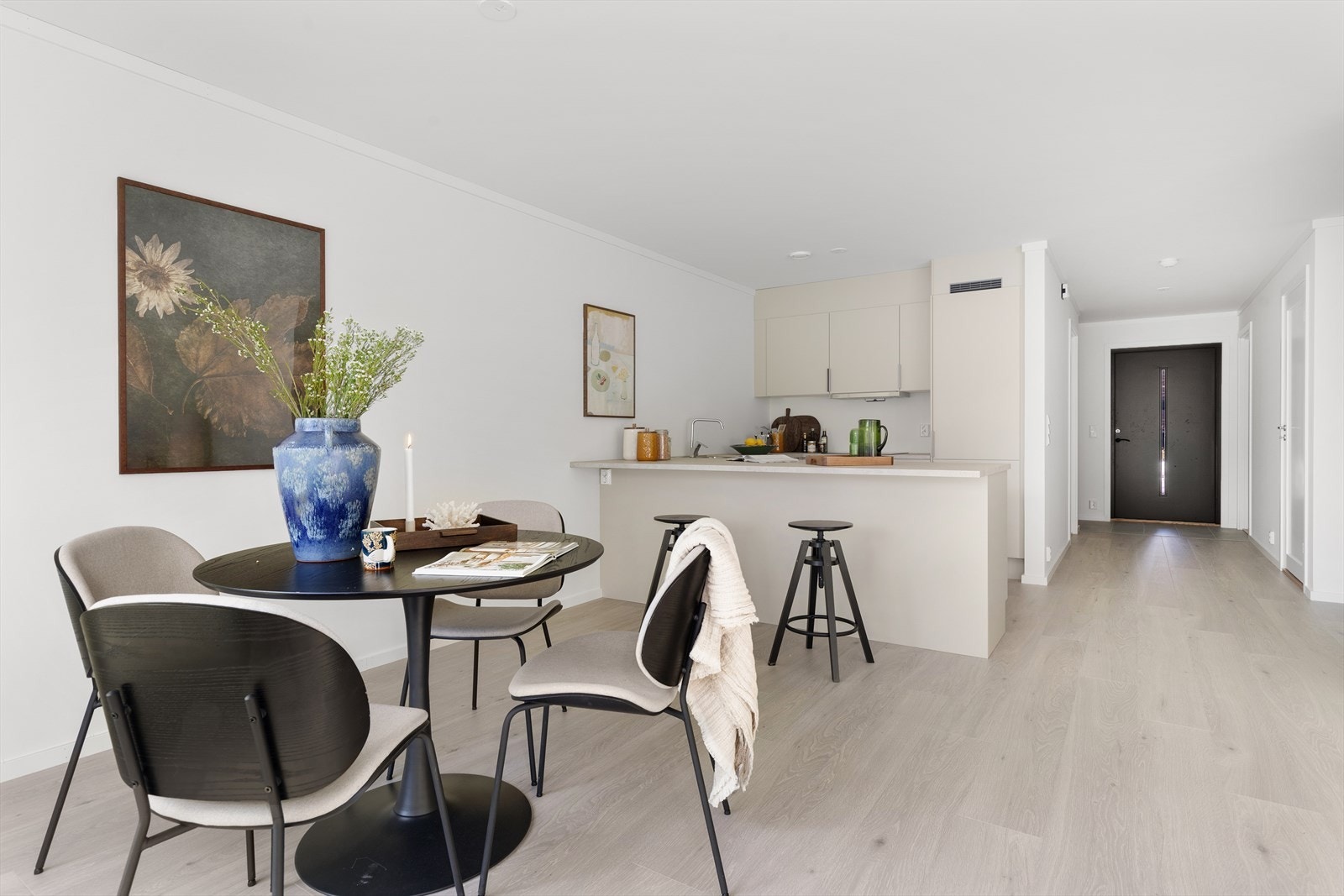 Fra hall kommer man inn til en lys og åpen stue-kjøkkenløsning Galleribilde