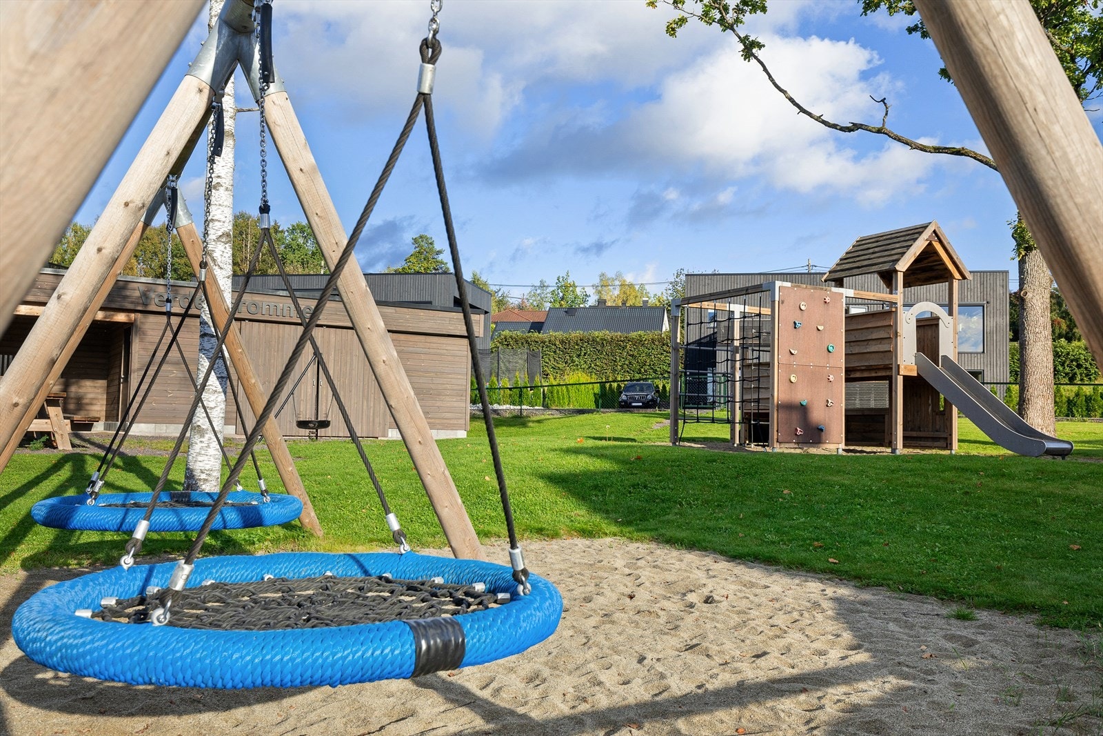 Lekeplassene er inngjerdet - samt er det ikke noen gjennomkjøring på Solenga annet enn til boligene, noe som gjør det meget barnevennlig Galleribilde