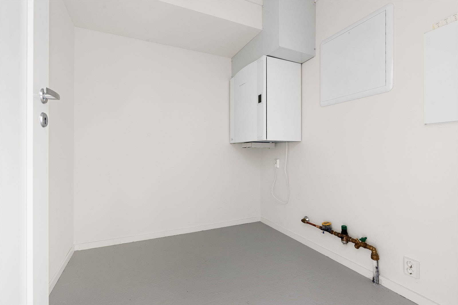 Praktisk teknisk rombod med adkomst fra inngangsparti - ypperlig som garderobe etc. Galleribilde