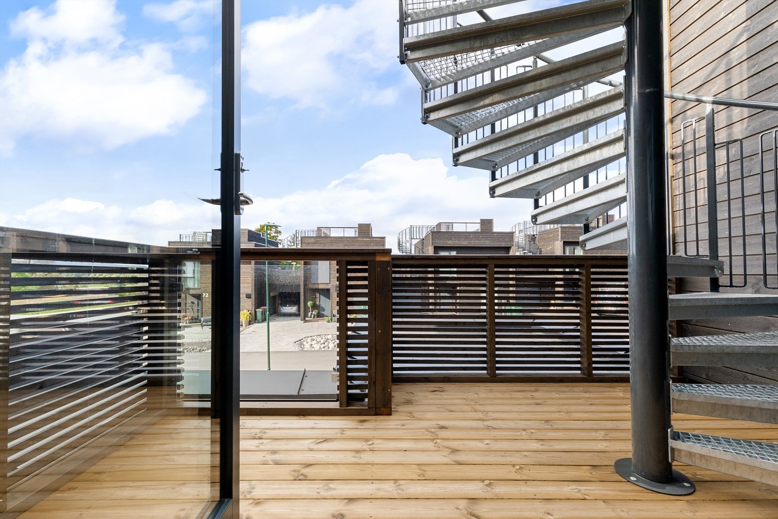 Verandaen har plass for cafémøblement, samt er det fin utsikt mot jordene Galleribilde