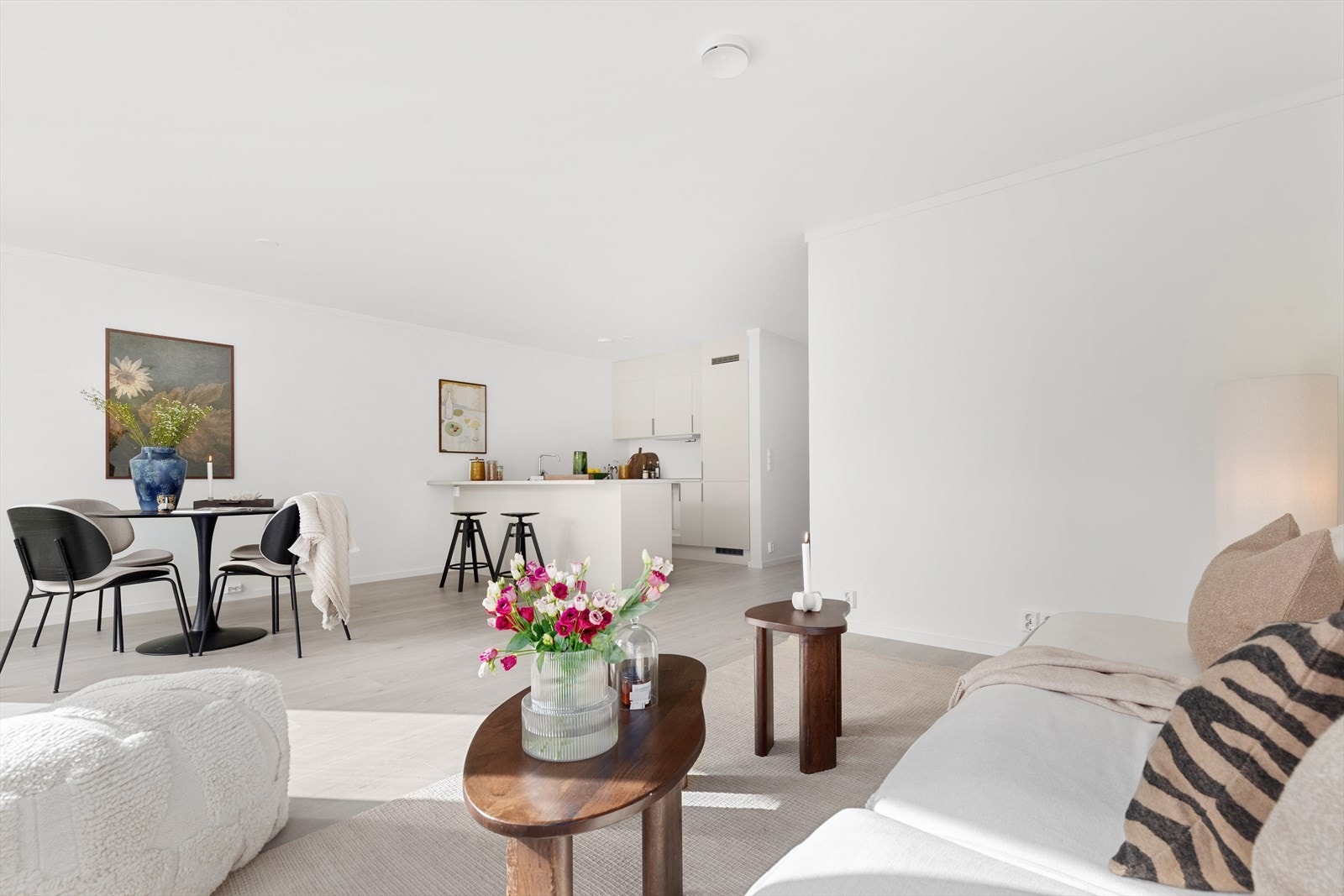 Rommet er lett å møblere, med både sofagruppe og spisestue Galleribilde