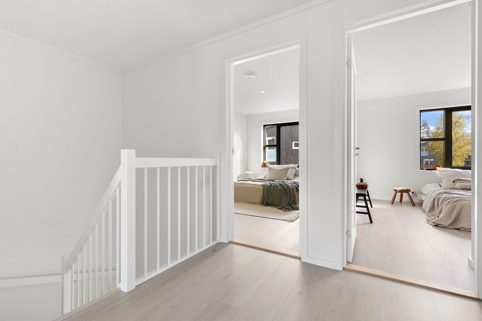 2. etasje er meget lys og luftig, og inneholder 3 soverom, bad og stue Galleribilde