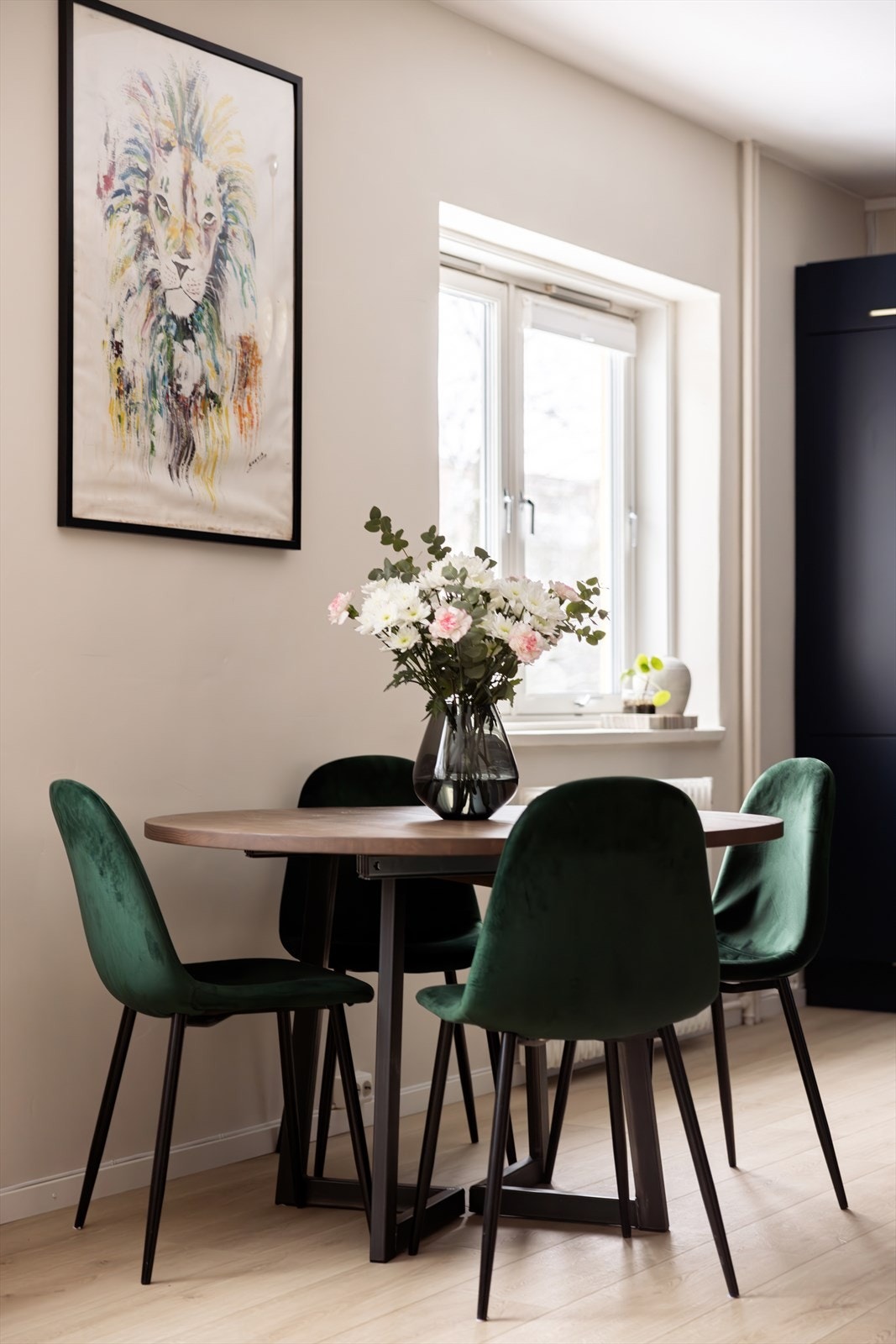 Plass til koselig spisegruppe i tilknytning til kjøkkenet. Galleribilde