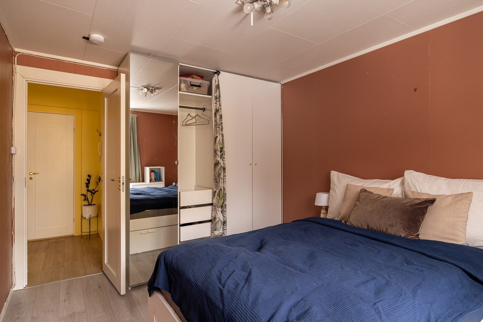 Det medfølger et praktisk garderobeskap. Galleribilde