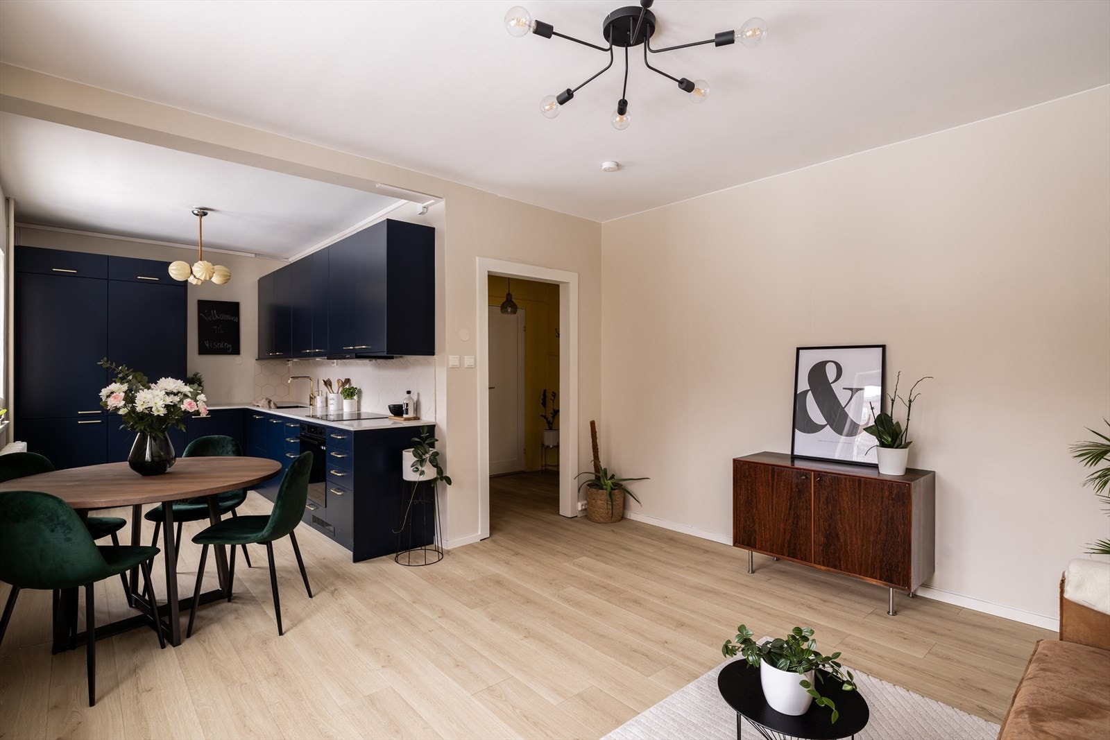 Leiligheten ble pusset opp i 2023. Det ble lagt nytt gulv i entré og stue/kjøkken, vegger og tak ble overflatebehandlet. Galleribilde