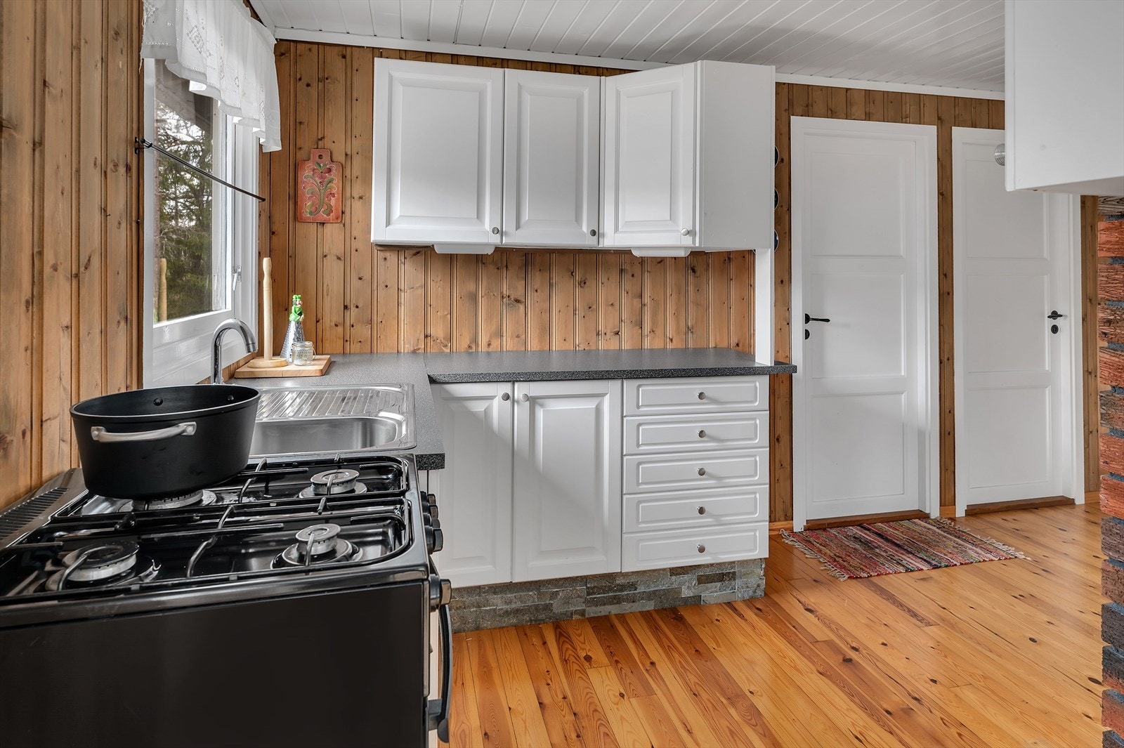 Kjøkken med god skap- og benkeplass Galleribilde