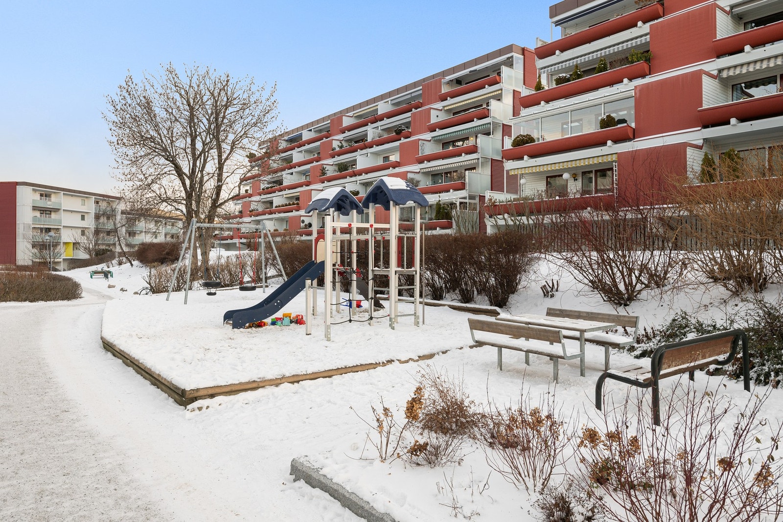 Lekeplass for de minste på fellesareal. Området er meget barnevennlig med bilfri skolevei Galleribilde