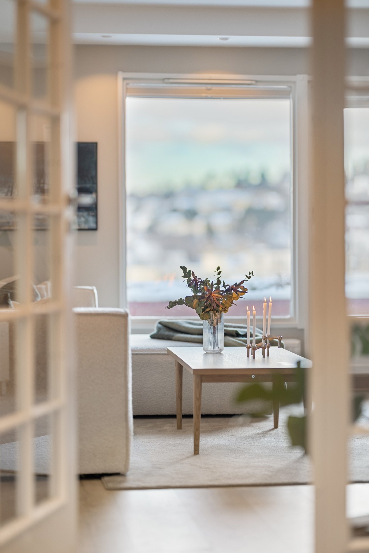 Denne 4- romsleiligheten er gjennomgående med rikelig med lysinnslipp fra 2 sider. Galleribilde