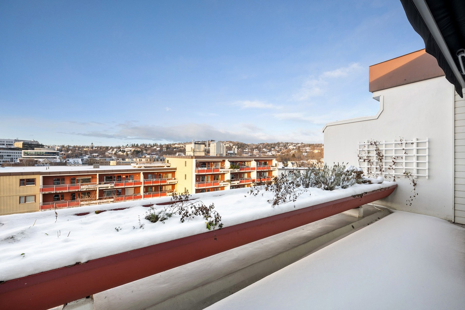 Romslig, lys og luftig leilighet, beliggende i et attraktivt boligområde på Skøyen. Leiligheten har 2 balkonger, en vender mot vest og den andre mot øst. Galleribilde