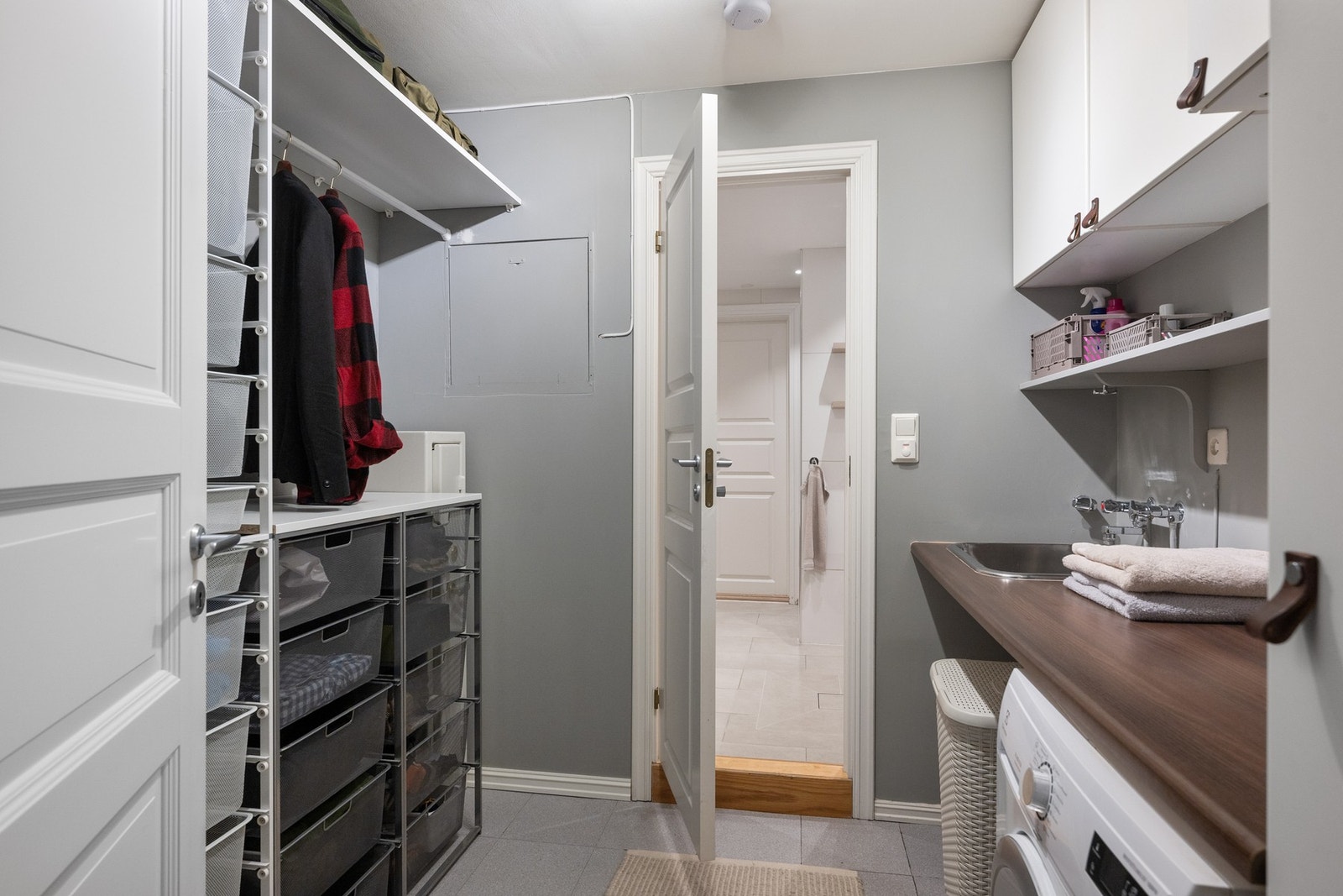 Fra soverom 2 har man adkomst til vaskerom/garderobe. Rommet har også adkomst fra bad 1. Galleribilde