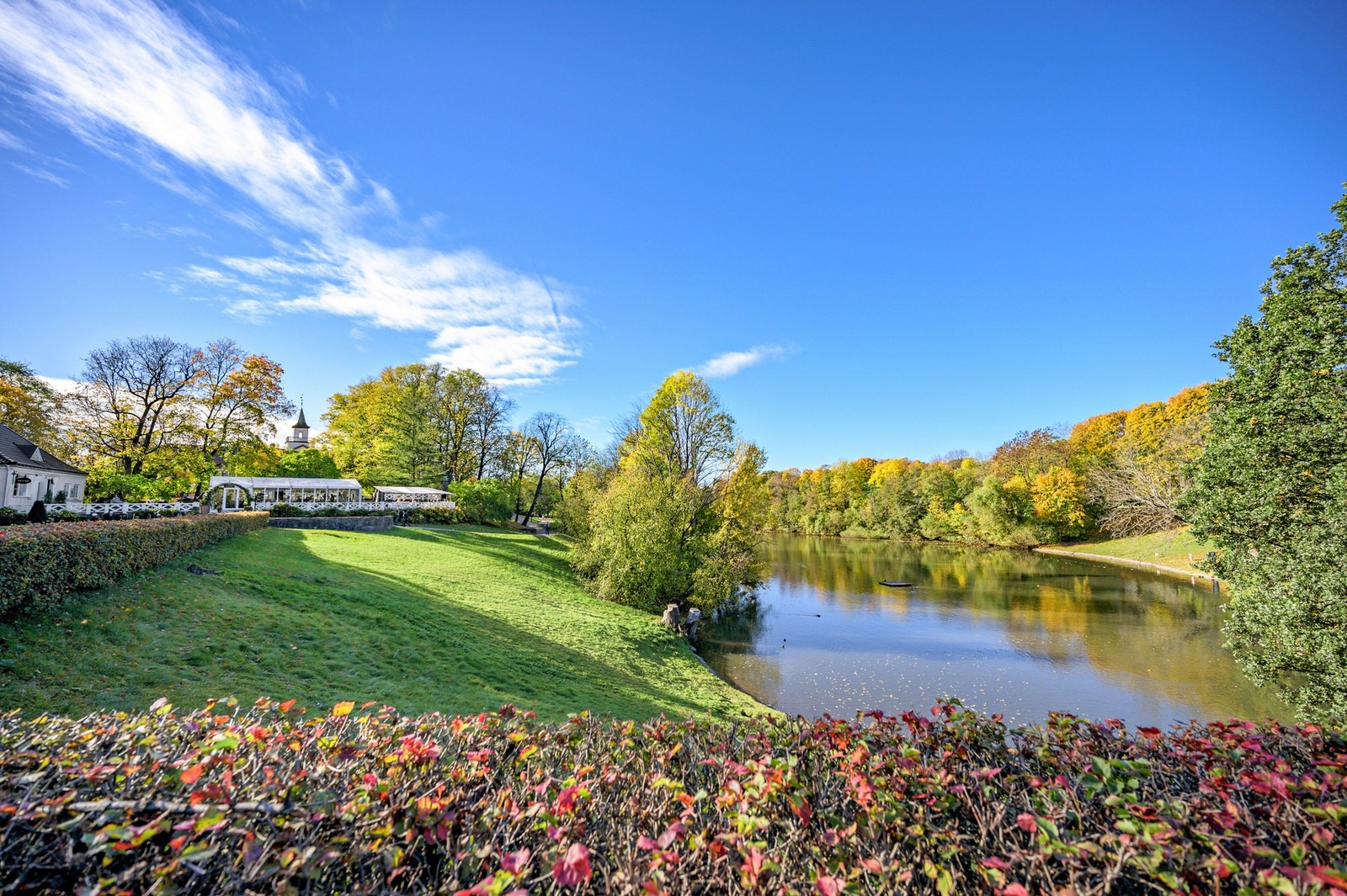 Frognerparken er lett tilgjengelig ved en koselig spasertur gjennom grønne omgivelser i skøyenparken. Galleribilde