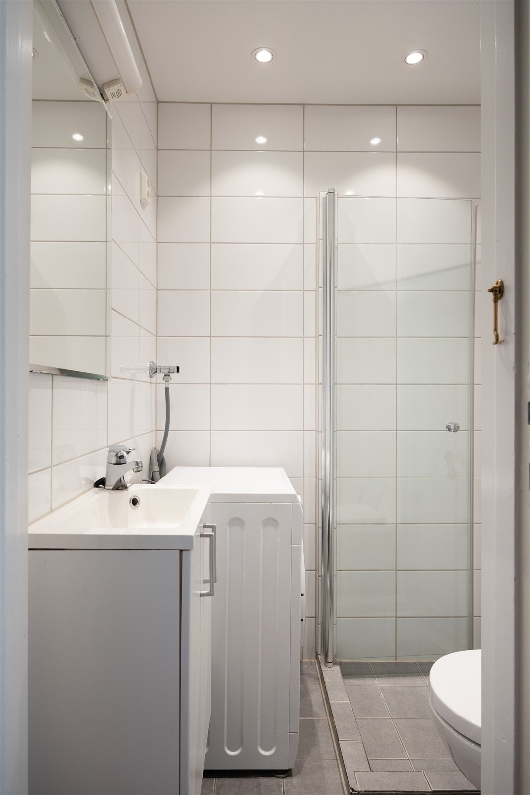 - Flislagt baderom fra 2015/16 med varme i gulvet og downlights i himling - Galleribilde