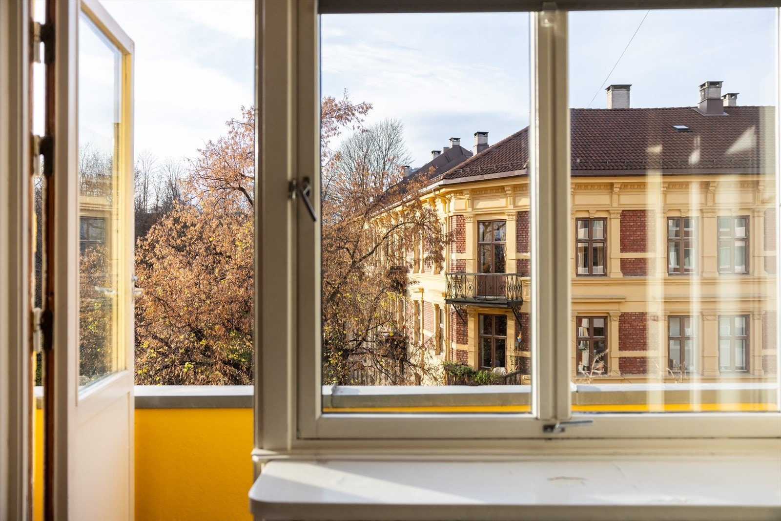 - Store vindusflater som gir rikelig med luft og lys i tillegg til utgang til balkong - Galleribilde