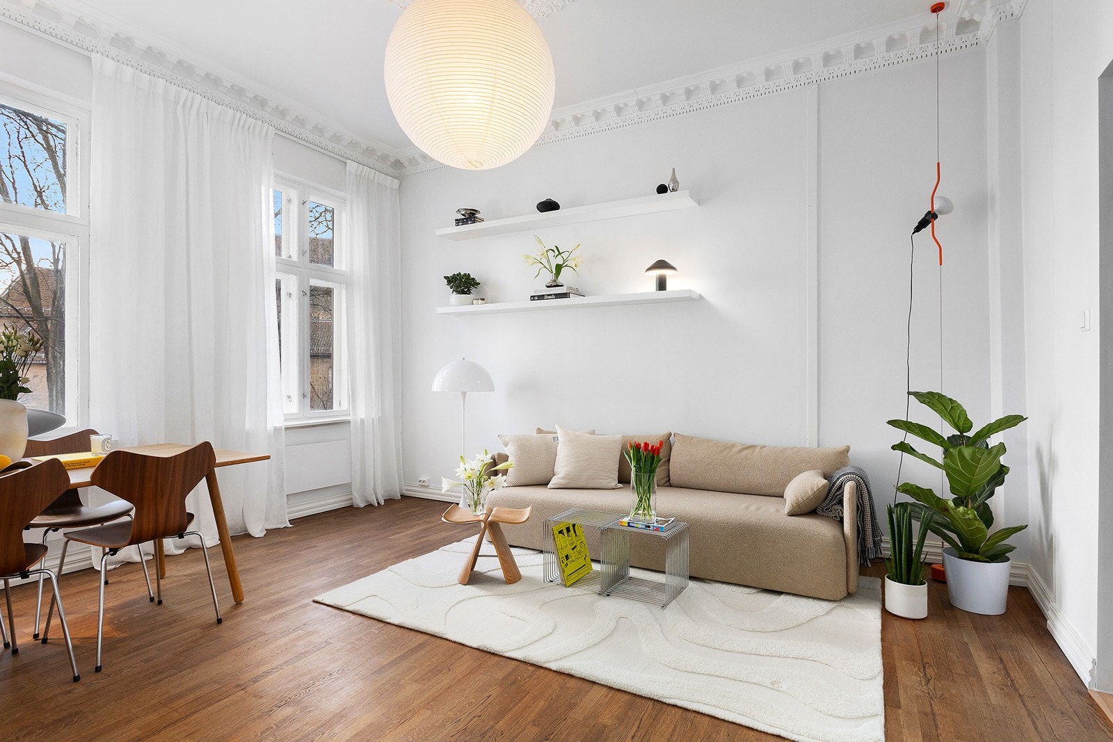 Her får du en flott 2-roms leilighet i et svært attraktivt og sentralt område. Parkett og tregulv ble slipt og overflatebehandlet i 2023. Galleribilde