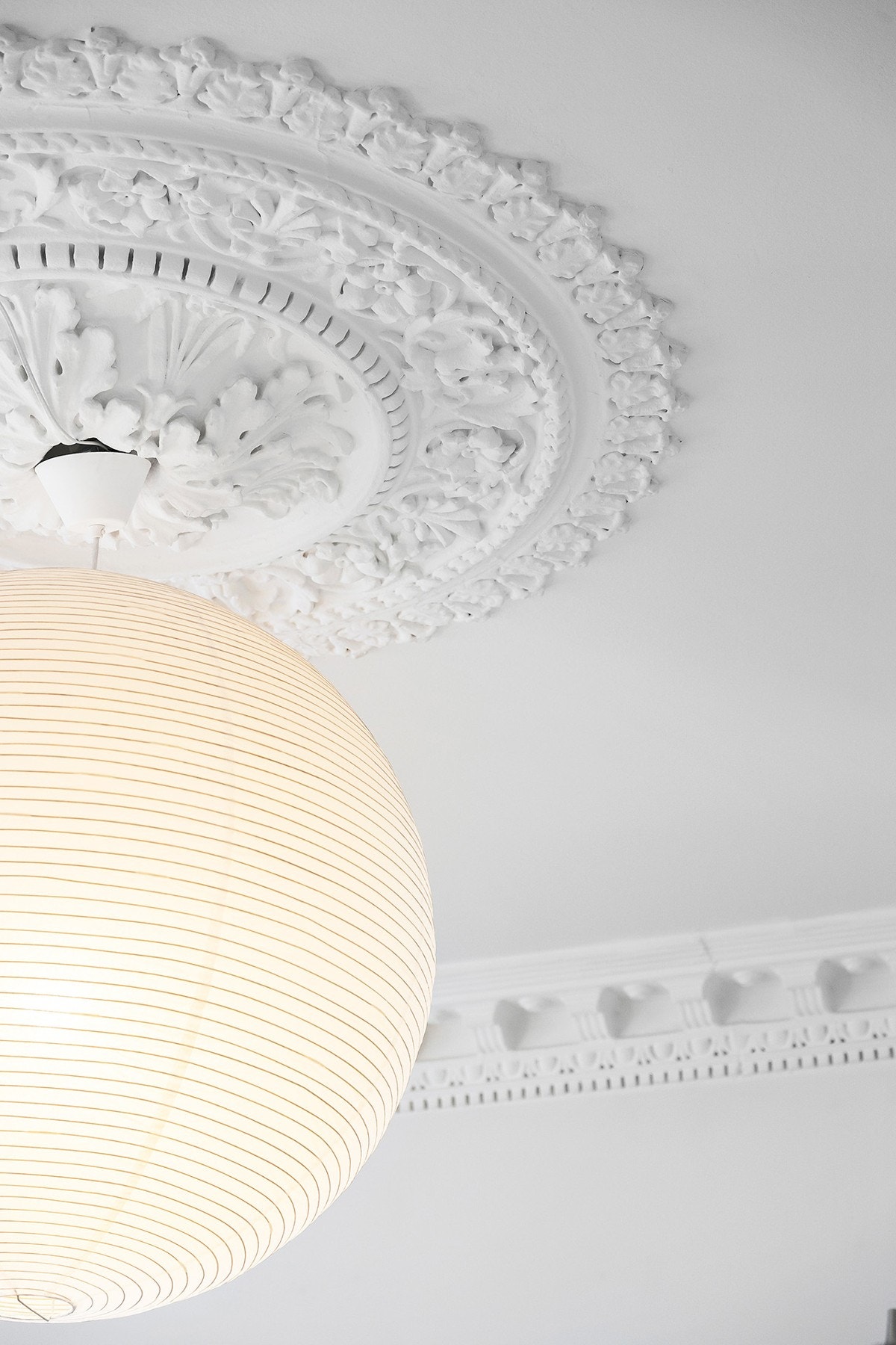 Legg merke til disse nydelige detaljene av klassiske rosetter og stukkaturer! Galleribilde