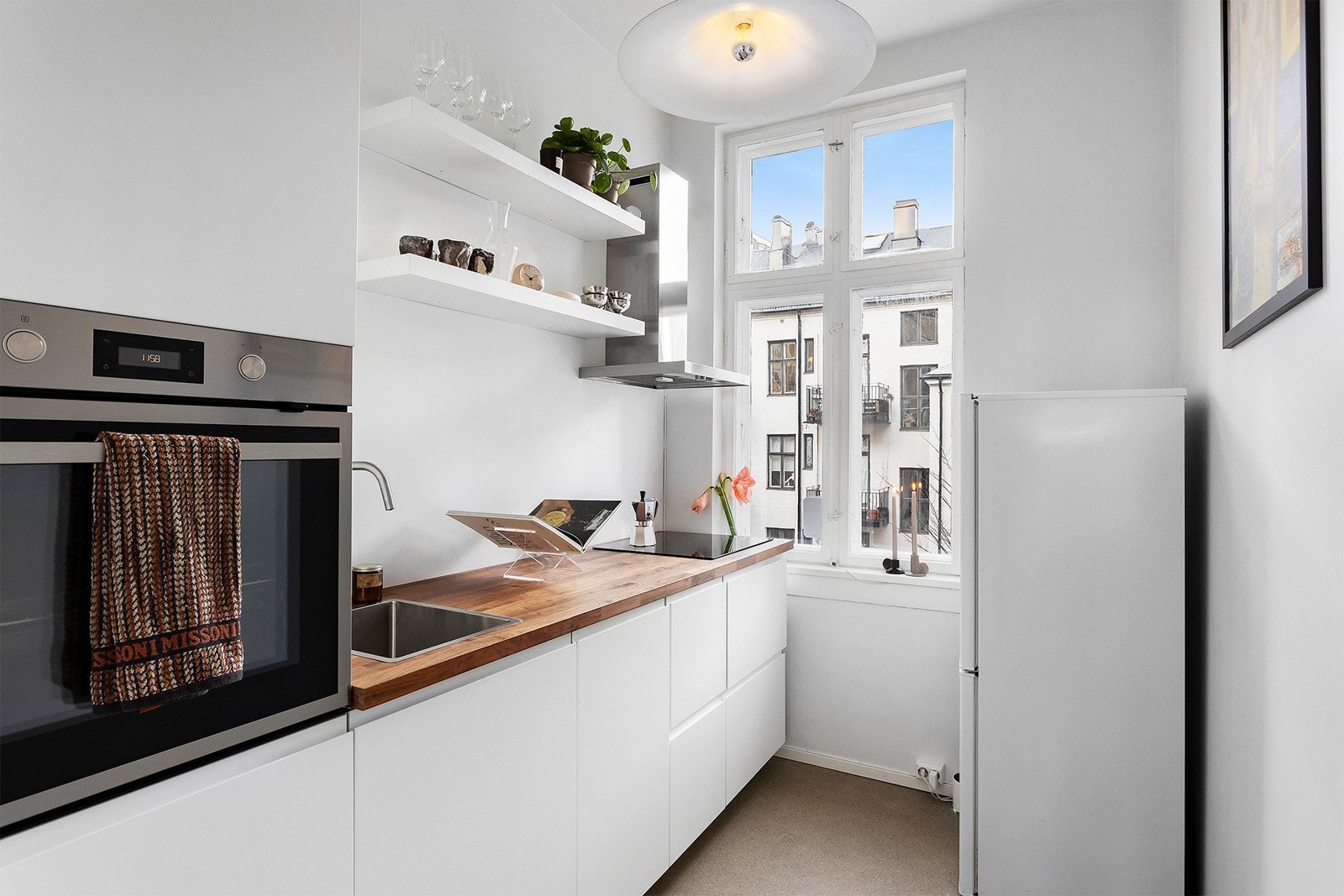 Lys og moderne kjøkkeninnredning fra 2023 i separat rom. Galleribilde