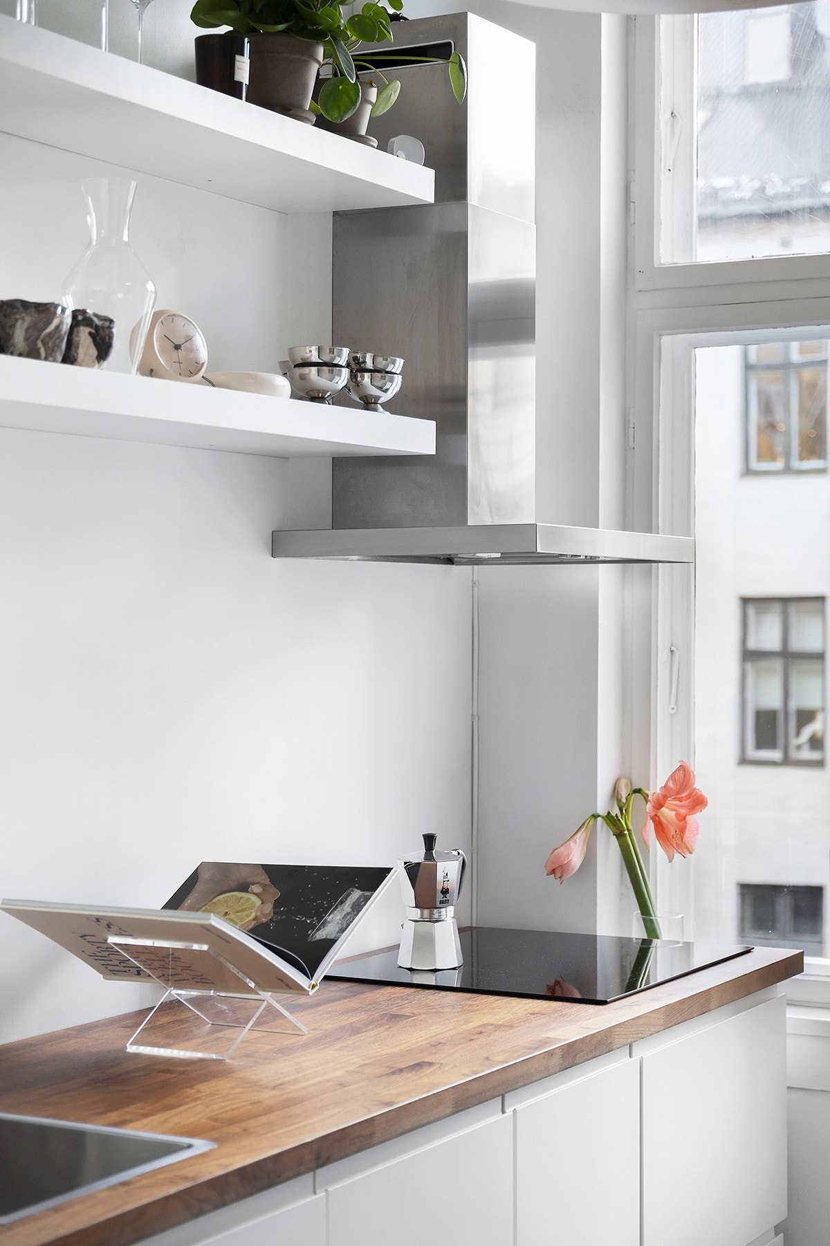 Legg merke til den lekre benkeplata i valnøtt! Galleribilde