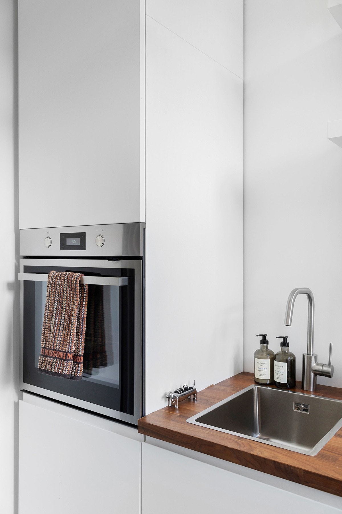 Integrert oppvaskmaskin, stekeovn og induksjon platetopp. Galleribilde