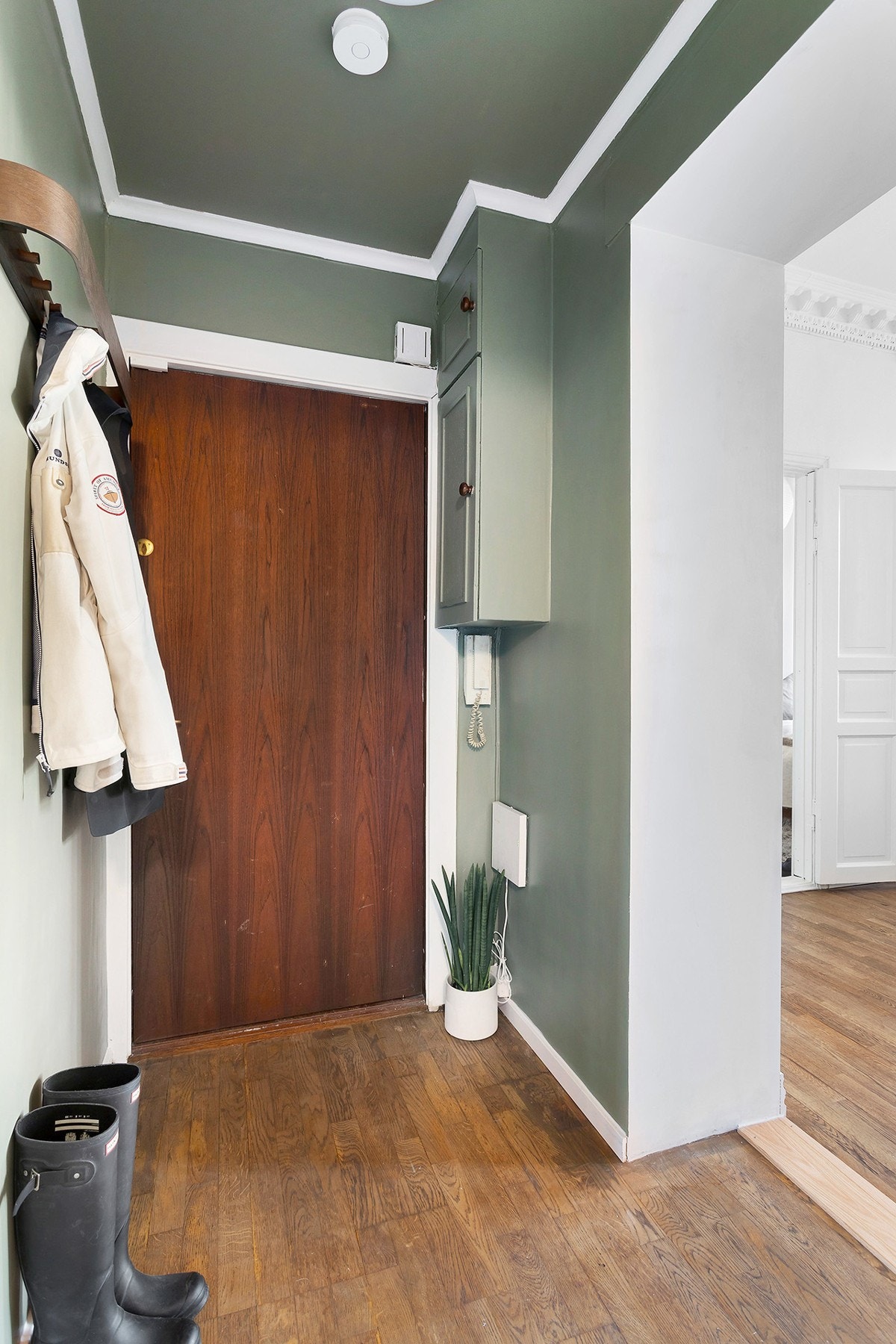 Lys og innbydende entré med plass for å henge fra seg yttertøy. Galleribilde