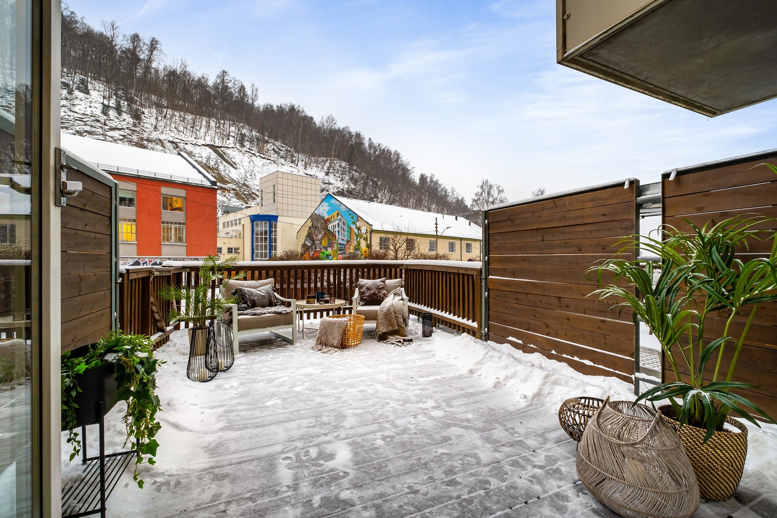 Her har du god plass til det du måtte ønske av utemøblement og beplantning. Galleribilde