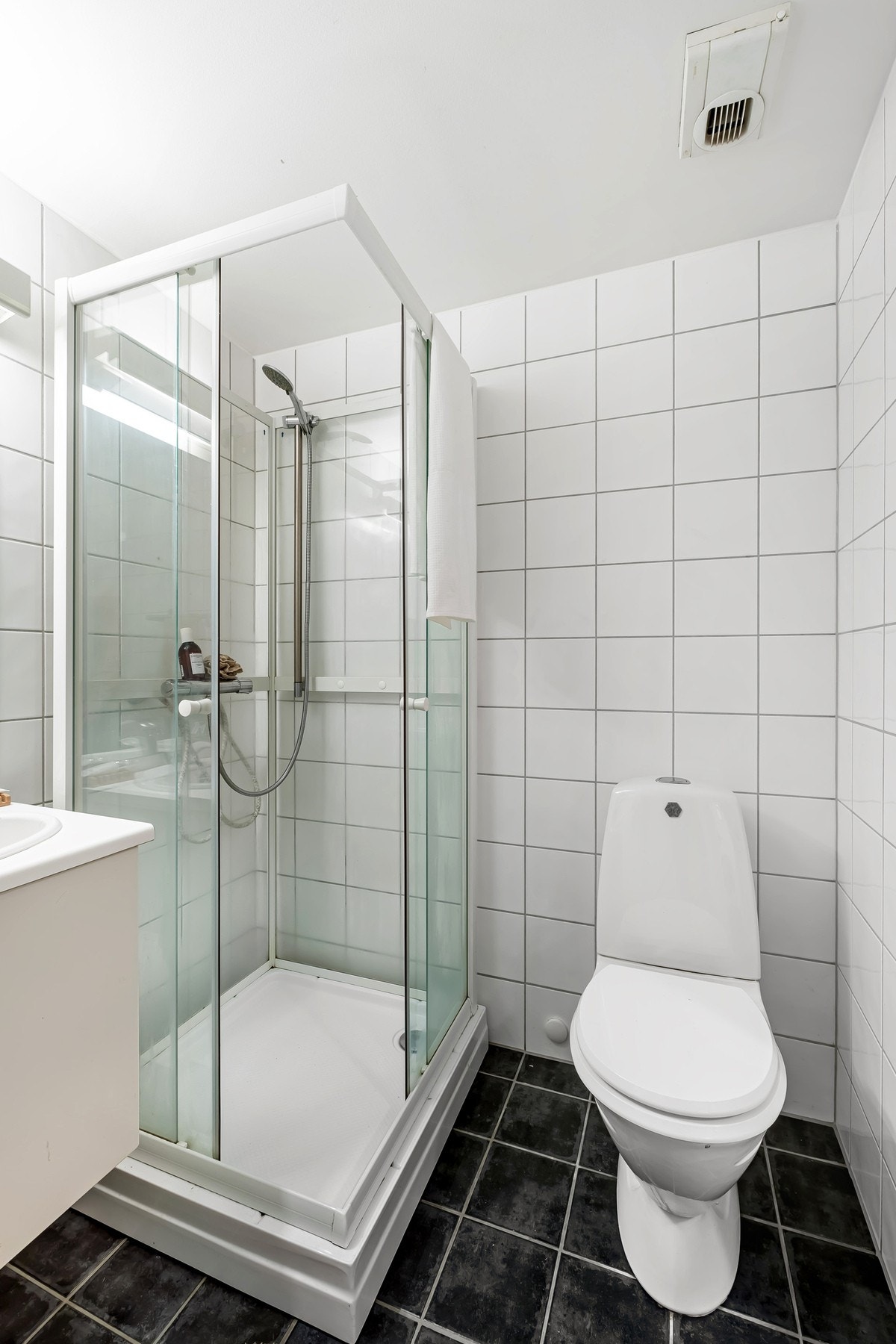 Det er elektriske varmekabler i gulv og opplegg for vaskemaskin. Galleribilde