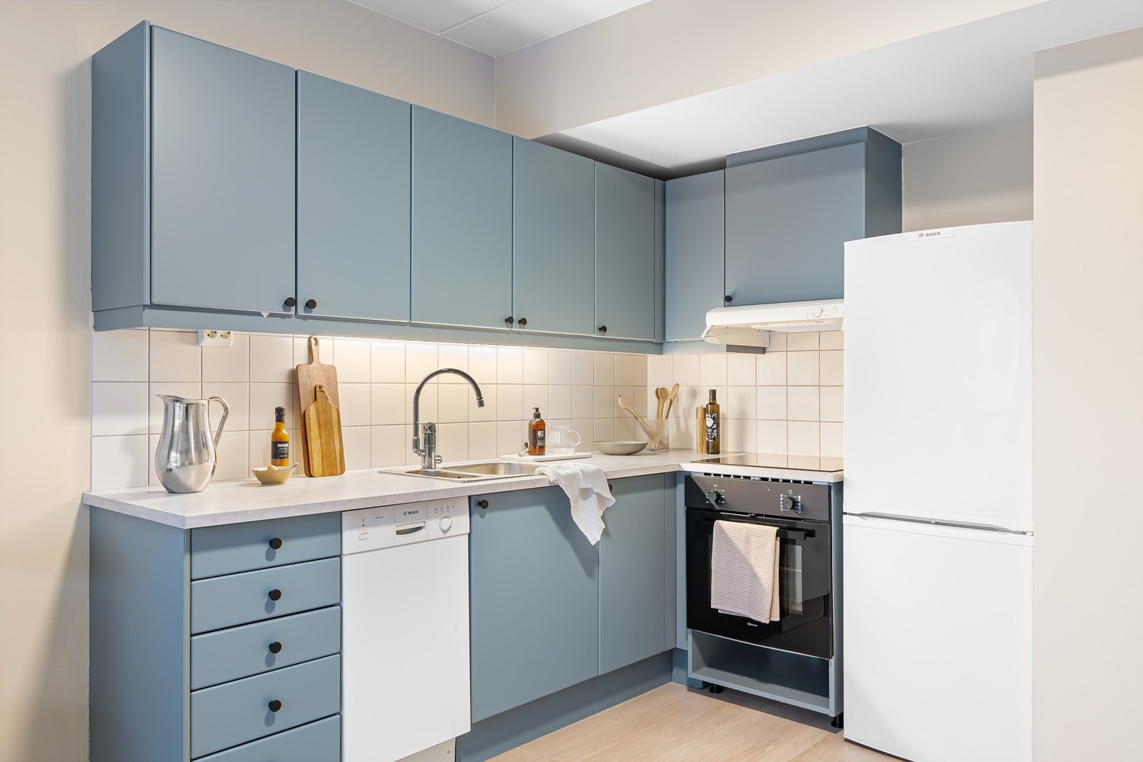 Delikat kjøkken i åpen løsning mot stue, oppgradert i 2024 med nymalte fronter, ny benkeplate, platetopp og stekeovn. Galleribilde