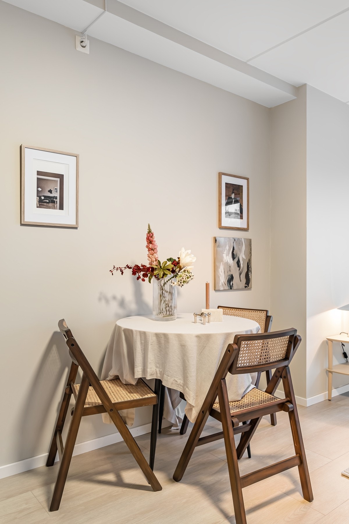 Det er plass til et hyggelig spisebord. Galleribilde