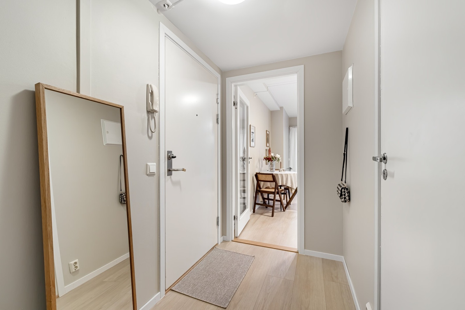 Innbydende entré med god plass til oppheng av yttertøy. Galleribilde