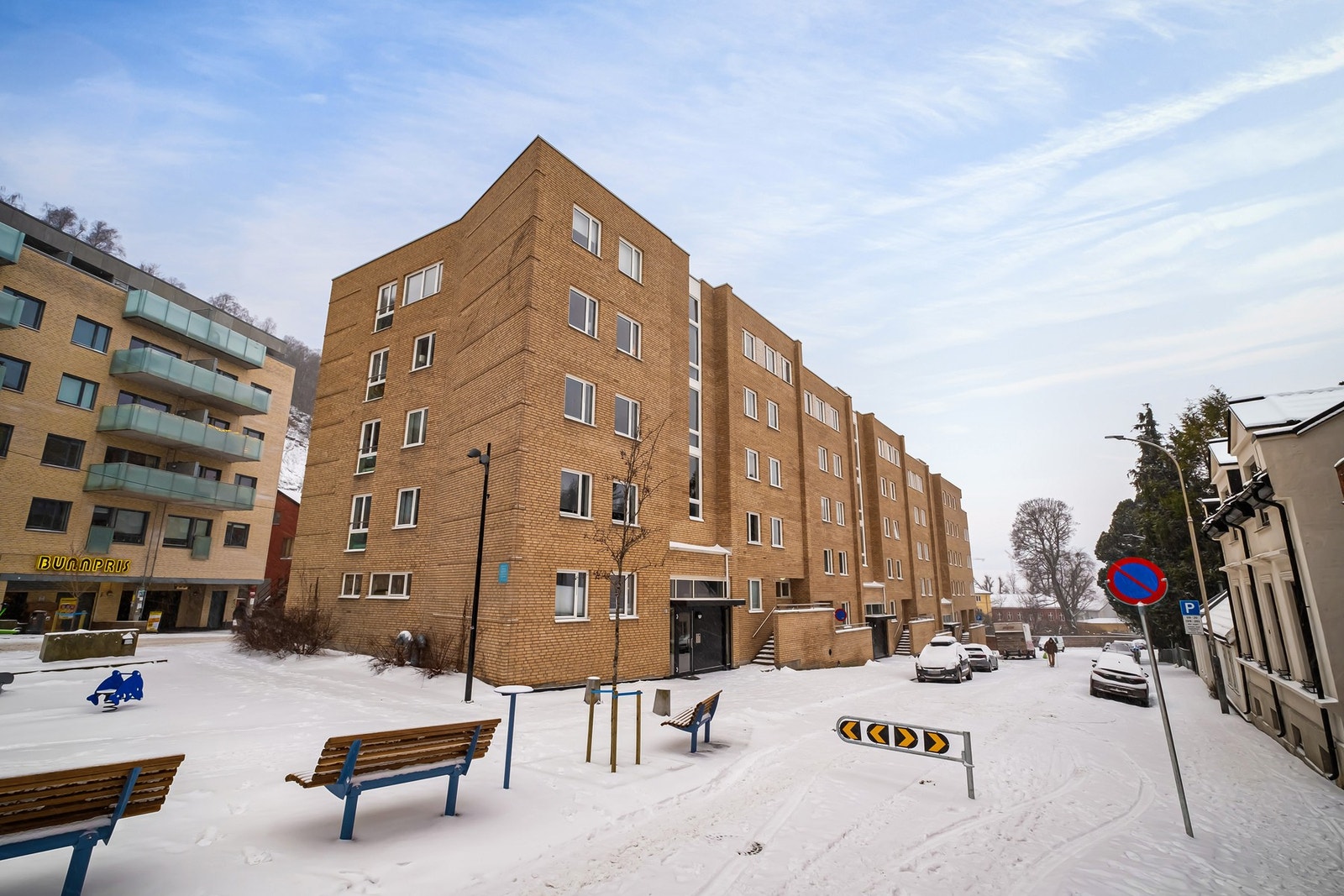 I umiddelbar nærhet finner du dagligvarehandelen Bunnpris. Ellers er det kort vei til både buss og trikk. Galleribilde