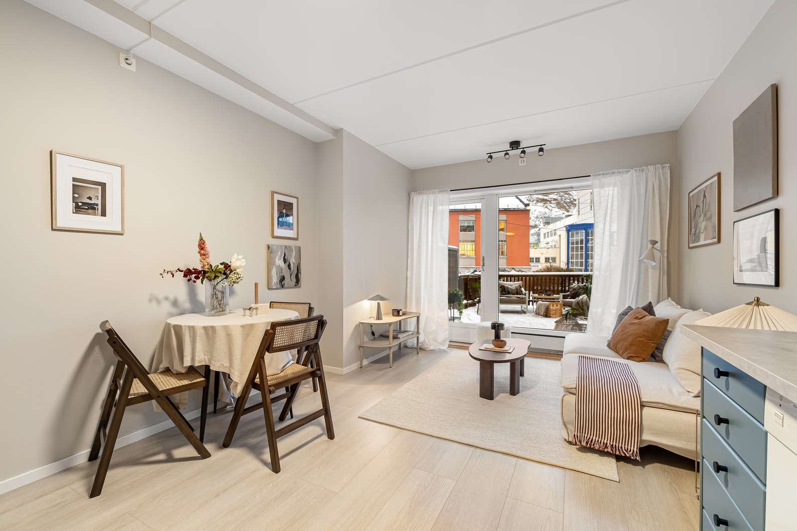 Gulvet er belagt med ny enstavs laminat fra 2024. Galleribilde