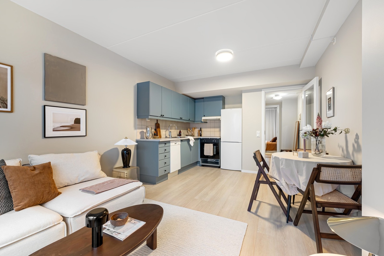 Leiligheten har en gjennomgående planløsning som sørger for en luftig atmosfære. Galleribilde