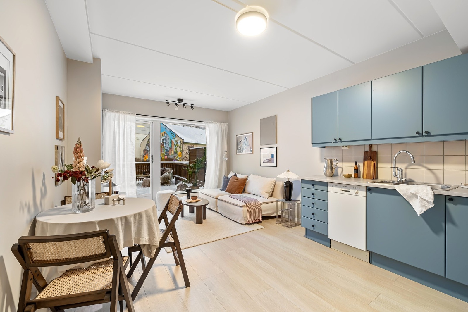 Lekker og innbydende stue med store vindusflater. Galleribilde