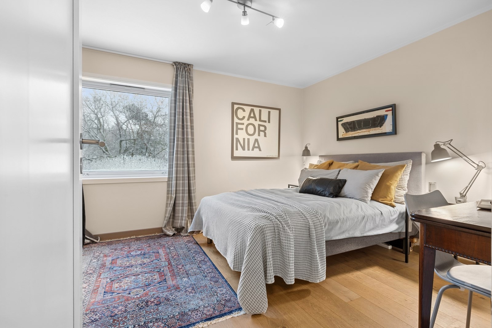 Hovedsoverommet har god plass til både dobbeltseng, garderobe og arbeidspult. Galleribilde