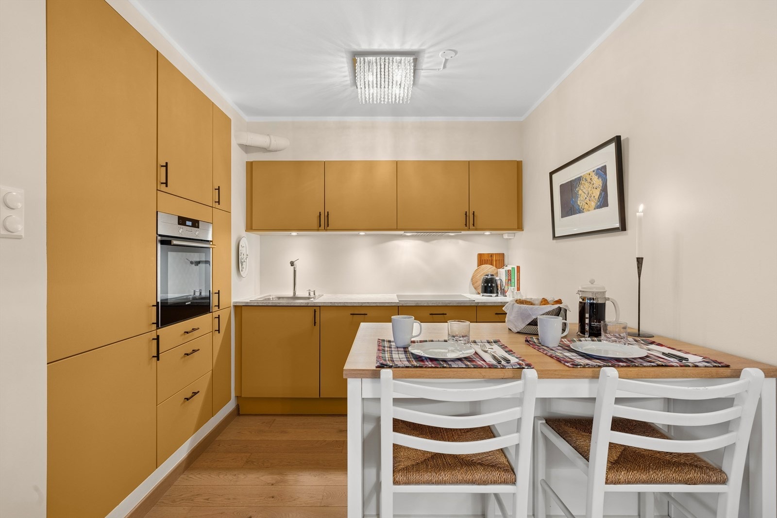 God plass til spisebord på kjøkkenet Galleribilde