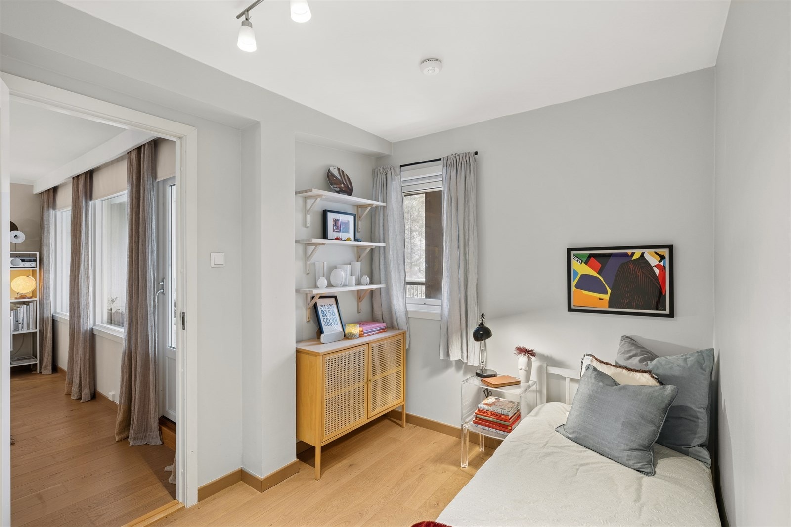 Soverom II (tidligere kjøkken) av god plass med moderniserte overflater. Galleribilde