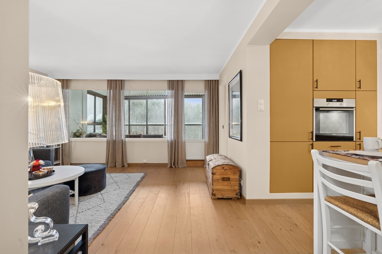 Leiligheten har fine fargekombinasjoner på vegger, gulv og kjøkken. Galleribilde