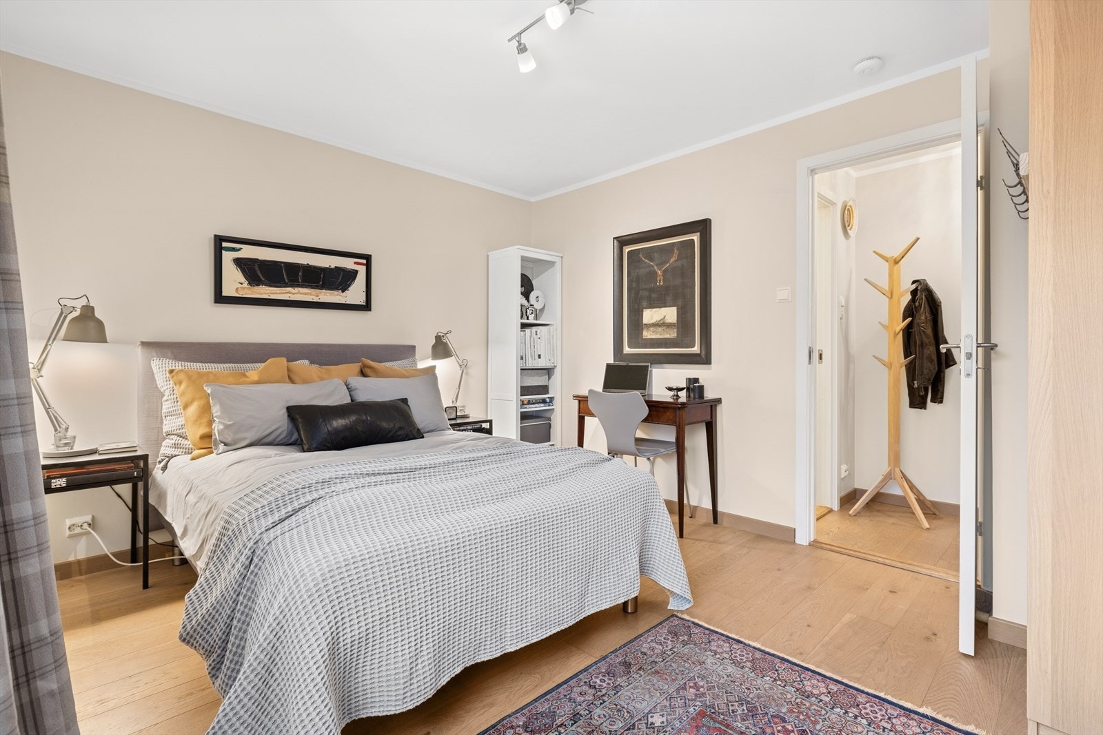 Hovedsoverommet er av god størrelse, med nyere overflater Galleribilde