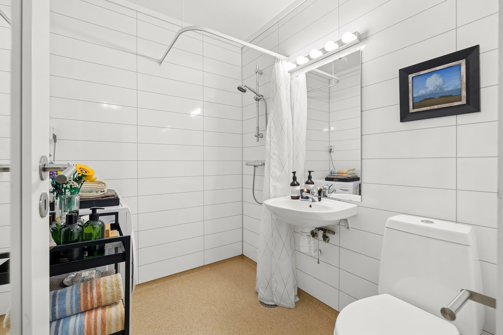 Velholdt baderom med vask, toalett, dusj og opplegg til vaskemaskin. Galleribilde