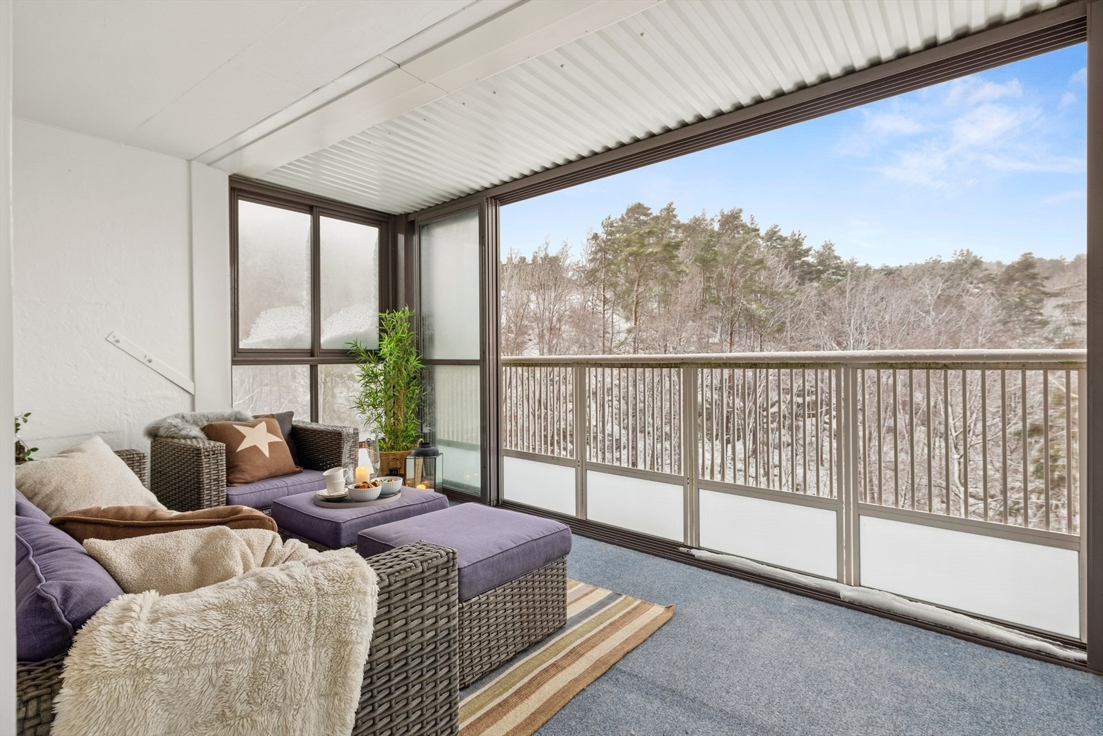 Stor og innbydende balkong med glassdører som kan åpnes opp på deilige sommerdager Galleribilde