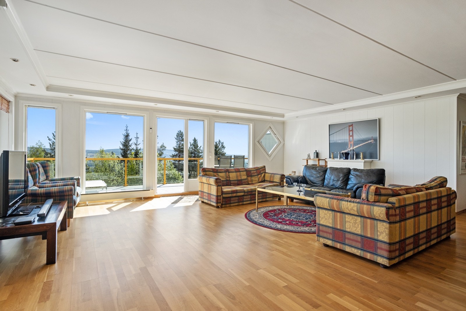 Stor stue med spisestue med panoramavinduer mot utsikten Galleribilde