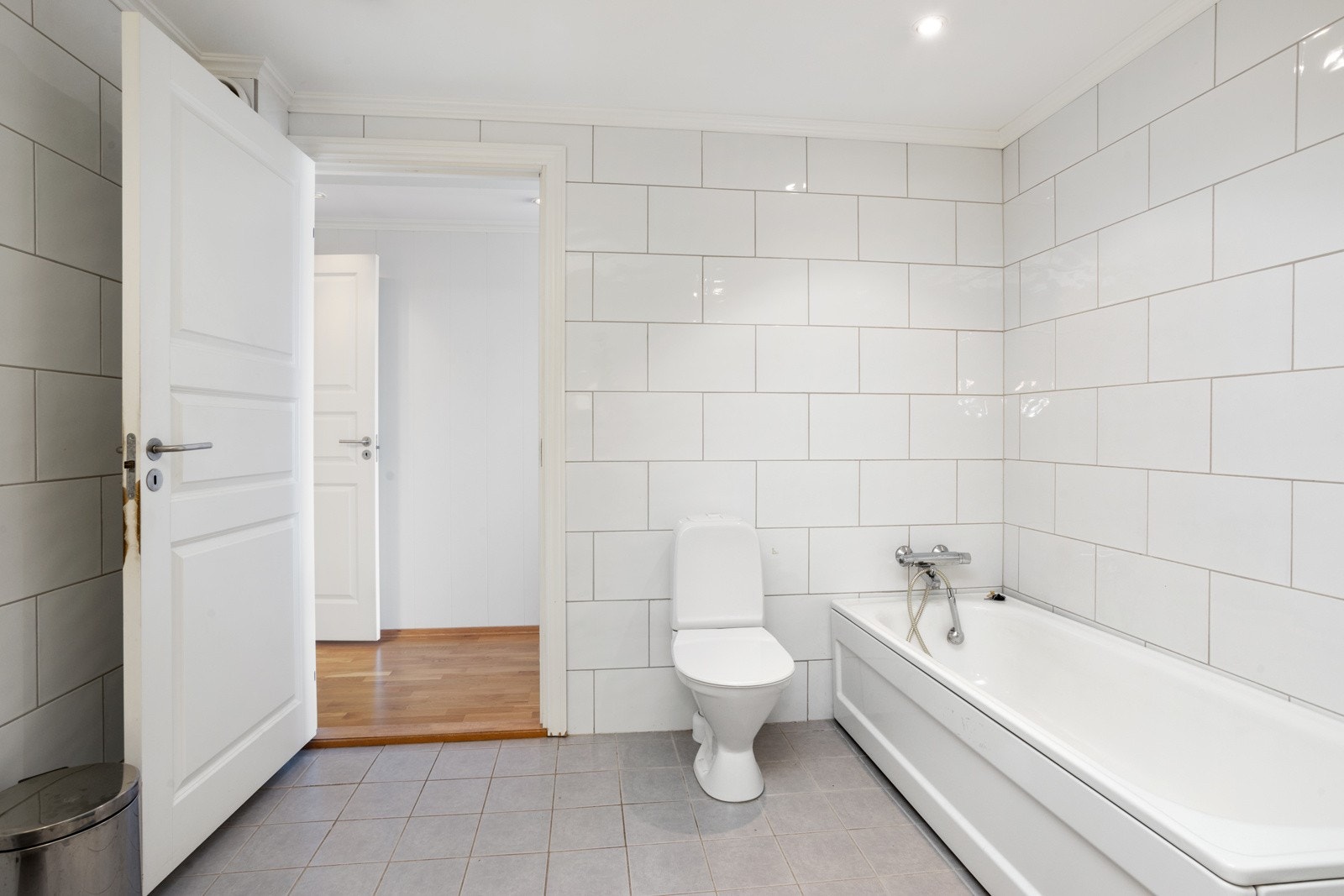 Stort flislagt bad/wc med dusjkabinett og badekar Galleribilde