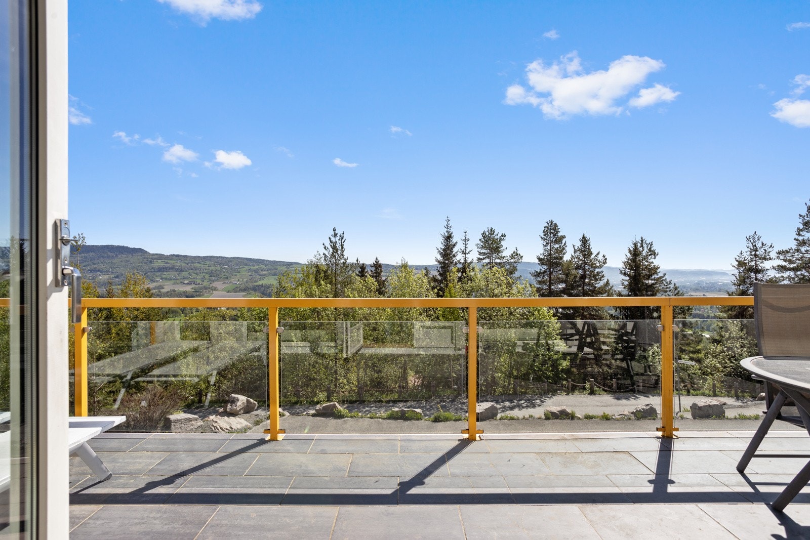 Flott terrasse på 24 kvm med god utsikt mot Lierdalen samt Drammensfjorden i det fjerne Galleribilde