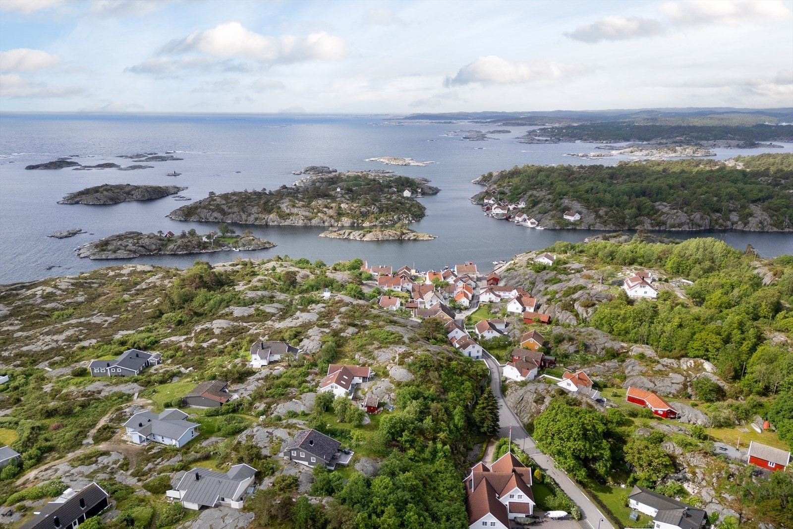 Omtrent 500 meter til den idylliske uthavnen Brekkestø Galleribilde