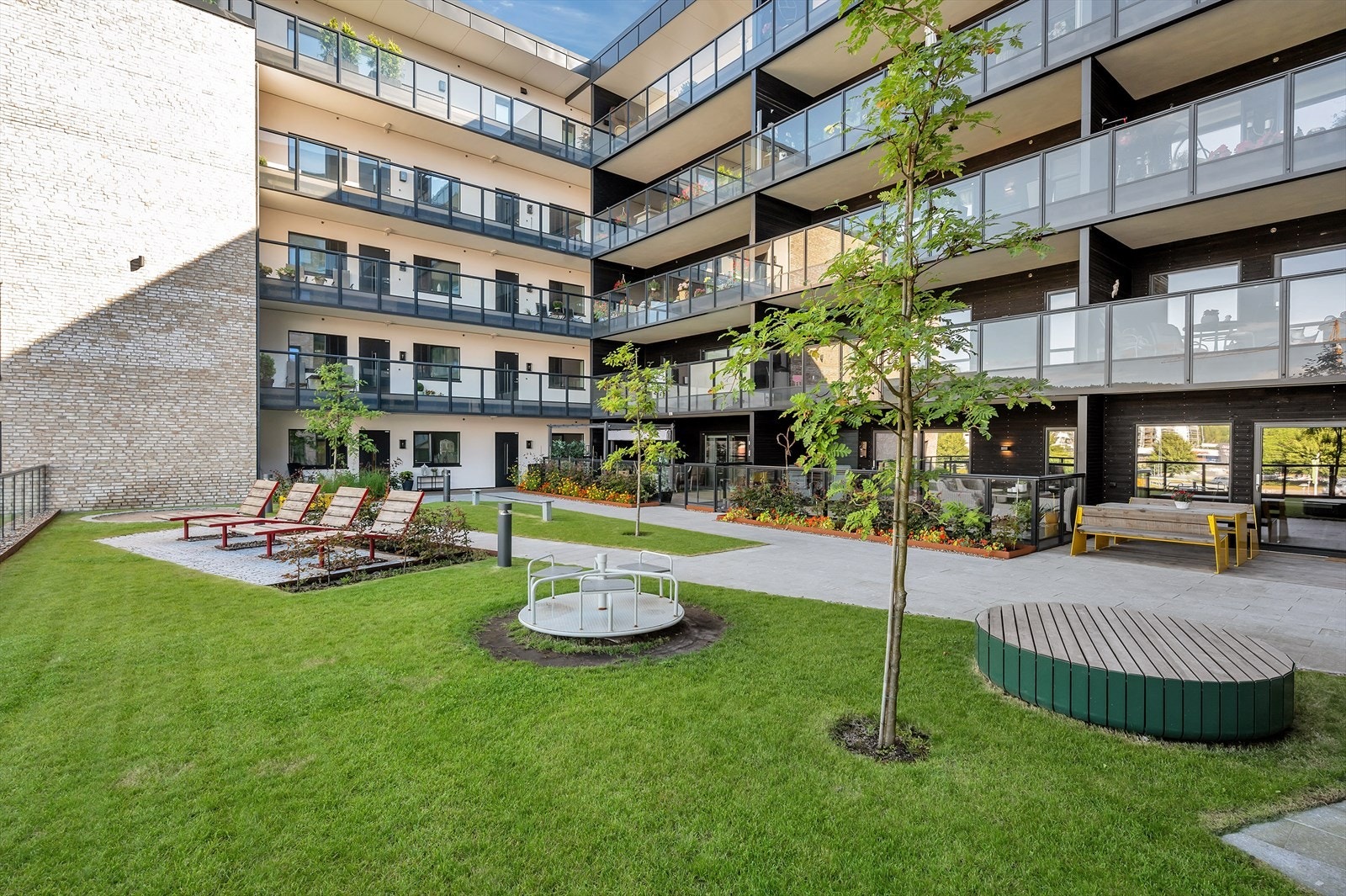 Velstelt plen og beplantning Galleribilde