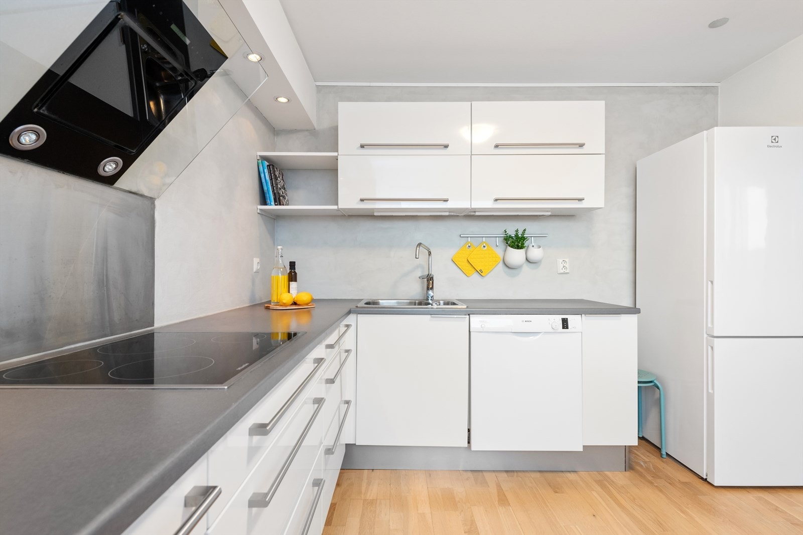 Stilrent kjøkken med integrerte hvitevarer og god benkeplass Galleribilde