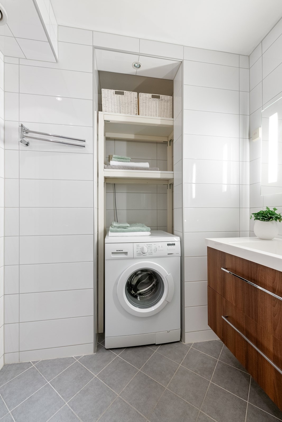 Vaskeromsnisje på badet - Her er også plass til tørketrommel Galleribilde