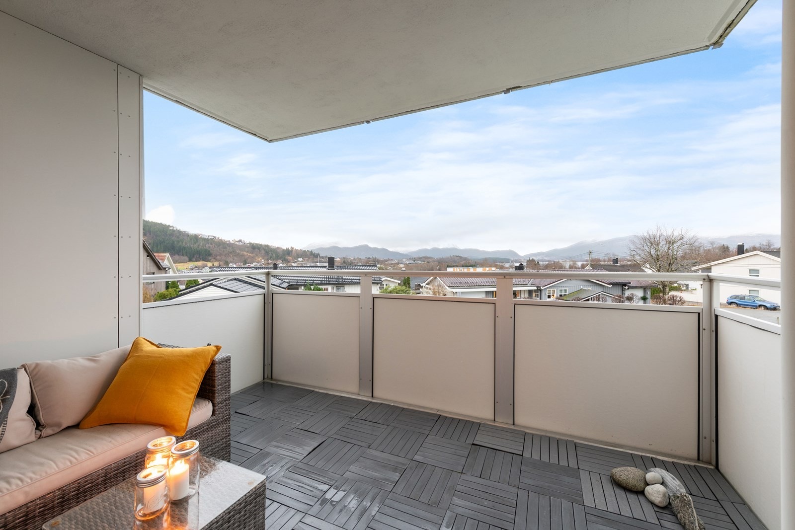 Egen romslig balkong med vakker utsikt over nabolaget, fjorden og fjellene i horisonten Galleribilde