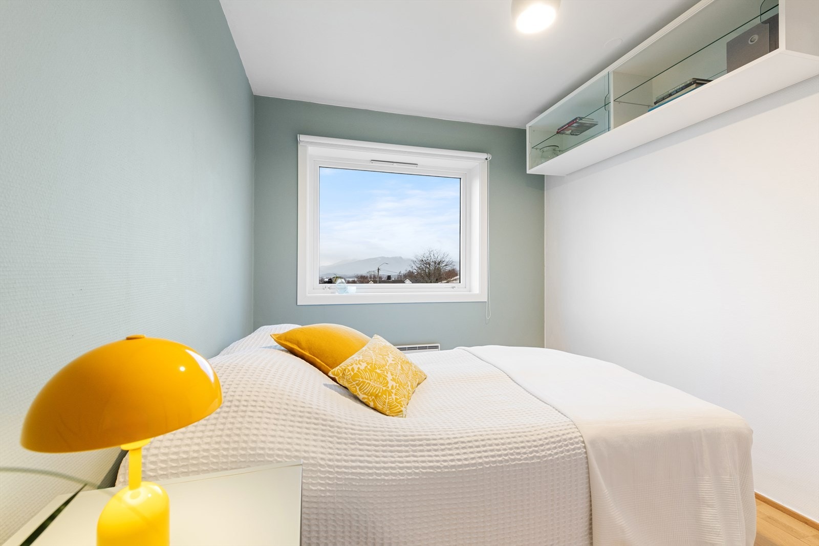 Soverom er utstyrt med vegghylle og lystett rullegardin Galleribilde