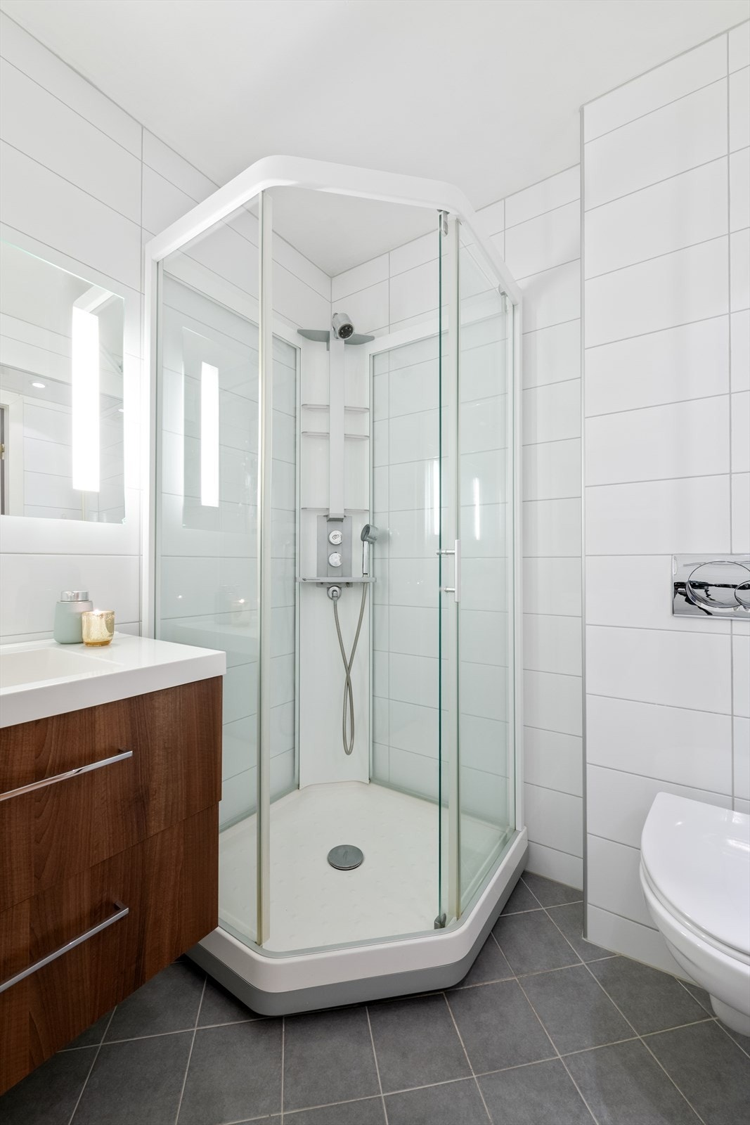 Dusjkabinett og stilren baderomsinnredning. Vegghengt WC Galleribilde