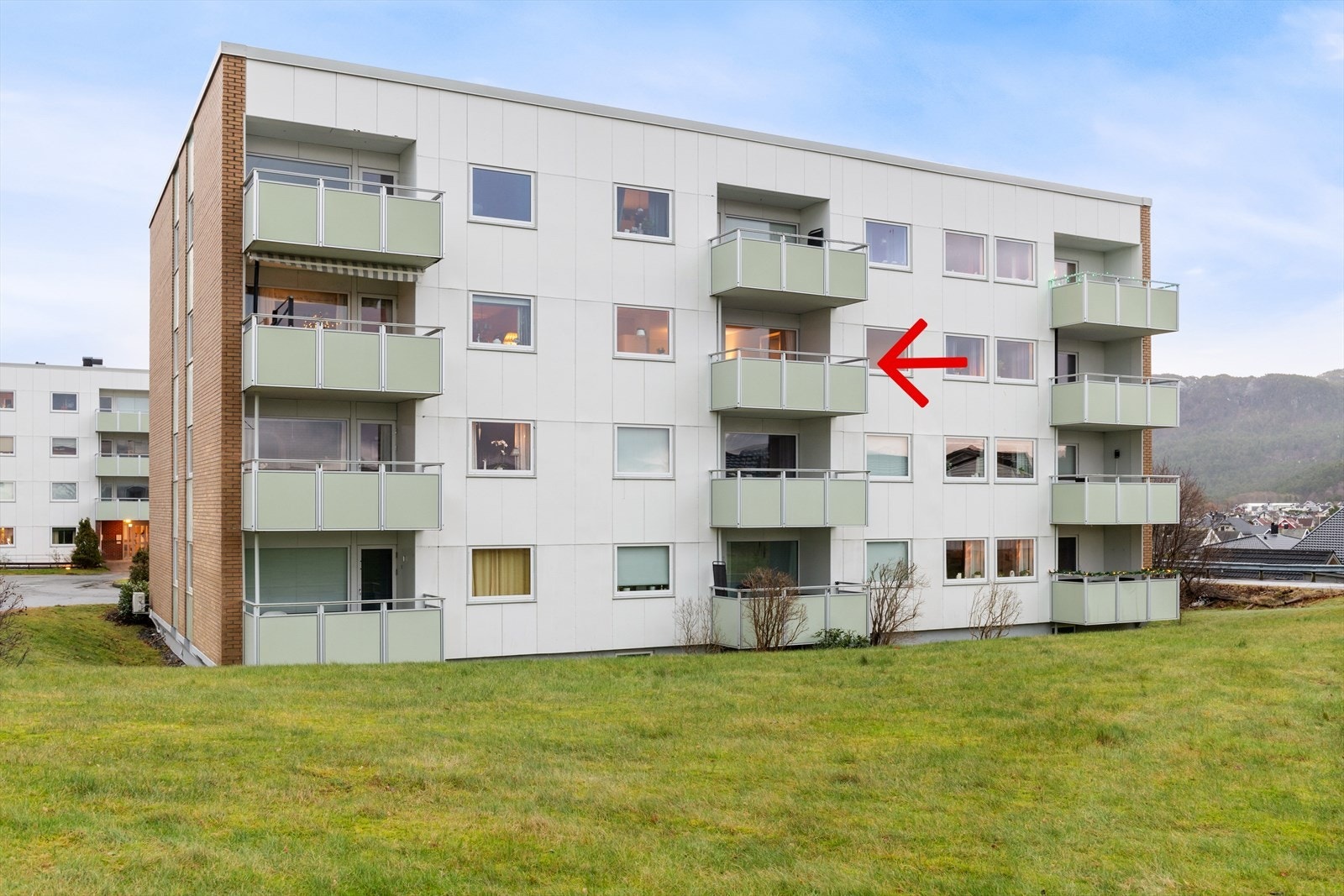 Vestvendt fasade med gode solforhold - Leiligheten ligger i 3. etasje Galleribilde